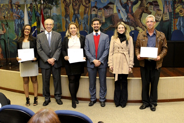 Os alunos Denize Rodrigues ( cidade de Fronteira, Triângulo Mineiro); Graziele Santos ( cidade de Inhauma, Região Central do Estado); e Fernando Antonio da Silva Ramos (cidade de Campina Verde, Triângulo Mineiro) receberam o cerificado de mérito acadêmico pela alta administração da Escola de Contas (Foto: Karina Camargos Coutinho)